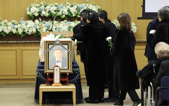 8일 오전 서울 송파구 아산병원 장례식장에서 원로배우 고 남궁원(본명 홍경일)씨의 영결식이 진행되고 있다.  [연합뉴스]